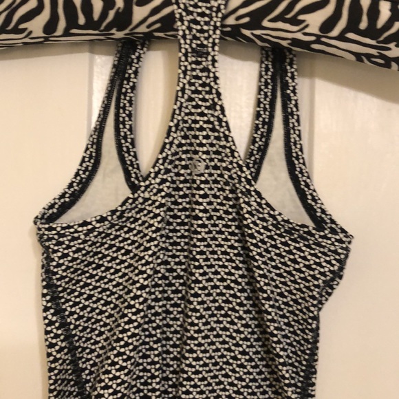 lululemon Black & White Yoga Top - Picture 9 of 10